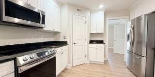 Large Open Concept House with Tons of Natural Light Gallery 10