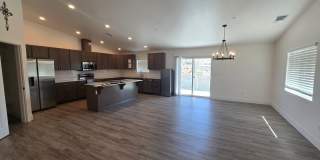 Beautiful, Clean 4 bedroom with Solar!! Gallery 3