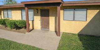 Recently Renovated, Single-Level 2-Bedroom Apartment with Small Fenced Yard. Gallery 1