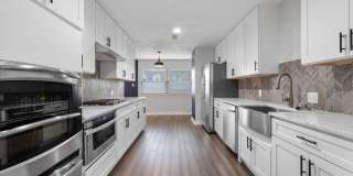 September Move in! 4 Bed/2 Bath House in South Knoll W/ Huge Yard Gallery 1