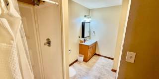 Spacious 3 Bedroom 2 Bathroom Home - Large Backyard! Gallery 8