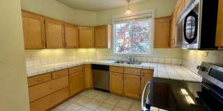 Spacious and bright 2 bed 2.5 bath Townhouse Gallery 4