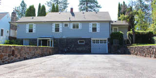 PETS CONSIDERED! Located in Bend's HISTORIC District, Walk to Drake Park! A/C, All Appliances, Hardwood Floors Gallery 1