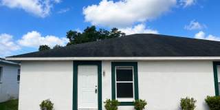 Spacious 2BR/1BA Duplex with Vaulted Ceilings & Wood-Style Flooring! Gallery 1