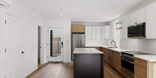 Bright & Spacious - 2BR Condo in Seattle Gallery 4