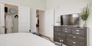 Larkspur Creekside Age 55+ Apartment Homes Gallery 11