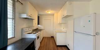 Punchbowl: 3 Bed, 1.25 Bath Apartment with 3 Tandem Parking Spots Gallery 1