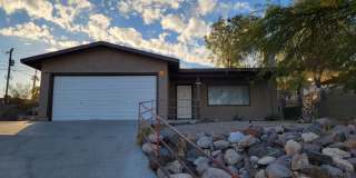 3 Bdrm House with Fireplace !! Gallery 1