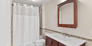 Spacious Kent Home | 6 Bed | 4 Bath | 4,000 Sf | Front Porch + Backyard | Detached 4-Car Garage Gallery 22