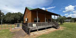 Stunning 1 bedroom, 1 bath log cabin in Williston Gallery 1