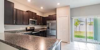 Modern 3BR/2.5BA Townhome with Pool Access & Deposit-Free Living! Gallery 4