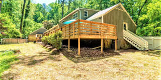 FURNISHED: Modern 6 Bdrm (7 beds) Home with BBQ, Foosball, HotTub & Private Pool - Close To Airport&Downtown Gallery 48