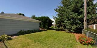 Charming 2 bed 1 bath bungalow with 2nd living room Gallery 36