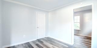 Spacious Duplex! Gallery 6