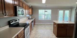 Spacious 4 Bedroom in South Crestview Gallery 12