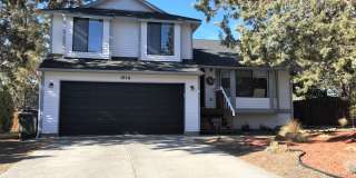 ***$1,000 Off First Month's Rent*** Charming Split Level in NE Bend - HUGE Yard! Gallery 1