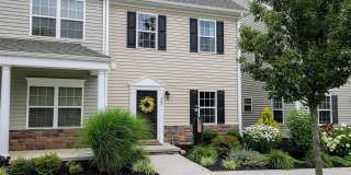 Nicely updated 3 bed/2.5 Bath Townhome Gallery 1