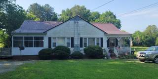 Charming 2 Bedroom Apartment located Minutes Outside of Downtown Sanford Gallery 1