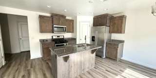 Spacious Townhome for Rent – Prime Location! Gallery 1