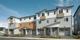 Spacious and Beautifully Landscaped 3 bed/3ba Townhome in Central Park Gallery 1