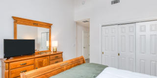 Luxury 4-bedroom - 4 bath with garage Gallery 21
