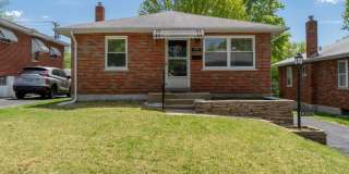 Darling 2 Bedroom Bungalow! Gallery 1