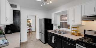1112 W Huron Street Gallery 17