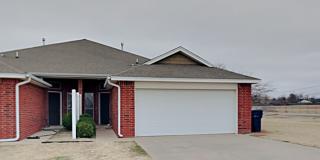 Very nice 3 bedroom 2 bathroom duplex in the  Yukon school district Gallery 1