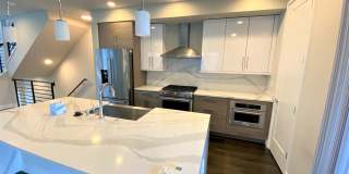 Modern 4BR Townhome in Prime Bellevue | AC | Bellevue Schools | Minutes to Microsoft Gallery 11