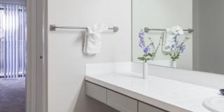Furnished,  SHort-Mid term, All Inclusive one Bedroom /one bathroom with den, view of Flatirons block off Pearl, Gallery 16