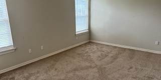 Beautiful single family home with fenced in yard! Gallery 10