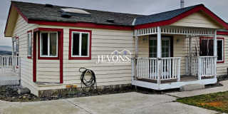 Comfortable Selah Residence with Open Living Space and Easy Commuter Access Gallery 1