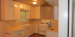 SUPER LOCATION / NO CARPET   --   ( FREE RENT ; w/ qualified app:   CALL FOR DETAILS )_ Gallery 8