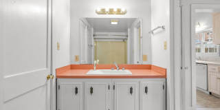 Cozy 2 Bedroom Downtown Home Available! Gallery 15