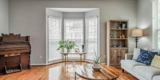 Beautiful & Comfortable 3 Bed 4 Bath End Unit Gallery 8