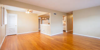 Lovely Large 3 Bedroom 1 1/2  Bath Ranch Style Home Gallery 4