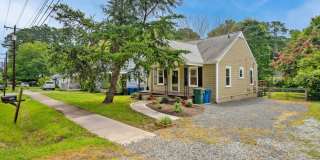 Charming 2 Bedroom 1 Bath Home With Home Office and Massive Fenced in Yard!! Gallery 1