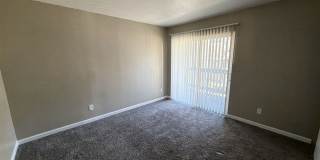 Spacious 3-Bedroom Condo with In-Unit Laundry – Convenient Aurora Location Gallery 7