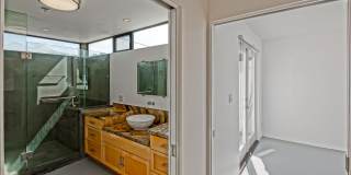 MODERN & BRIGHT. TOP-FLOOR, 4BR3BA HOUSE-LIKE APARTMENT W/ OPEN FLOOR PLAN, 3 DECKS FOR INDOOR/OUTDOOR LIVING & 2-CAR GARAGE JUST BLOCKS TO ABBOT KINNEY, PARK & MINS TO CANALS & BEACH! Gallery 33