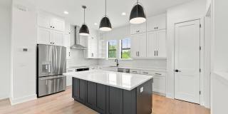 GORGEOUS Like NEW 4/3.5 CUSTOM TOWNHOME Gallery 10