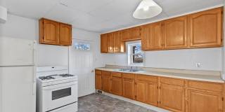 Bright 3 Bedroom, 1.5 Bath Home with Private Yard! Gallery 3