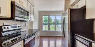 Updated 4 level TH w/ 2 FB & 2 "1/2" baths + One car garage! Gallery 3