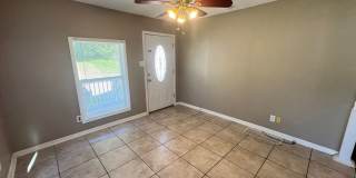 Cozy 2 Bedroom Home with Large Backyard Gallery 4