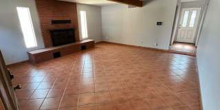 East- 3 bedroom/ 2 bathroom home with sparkling pool! Gallery 28
