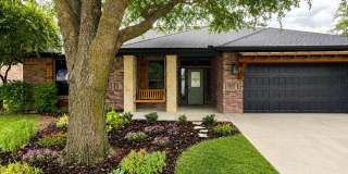 Beautiful 3/2/2 home with GORGEOUS pool that includes pool service Gallery 1