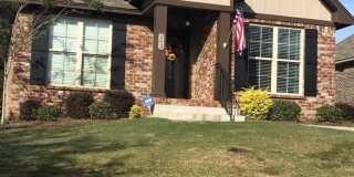 Cute cottage style home with garage Gallery 1