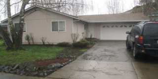 3 bedroom 2 bath house with garage & private yard - Green Gallery 1