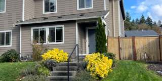 Beautiful 3 Bedroom Townhome in Dupont Gallery 1