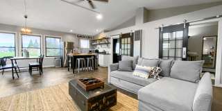 Portland Loft: Fully Furnished Loft Living with views of the golf course $300 Utility Fee Gallery 15