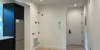 527 Monroe Street Gallery 12